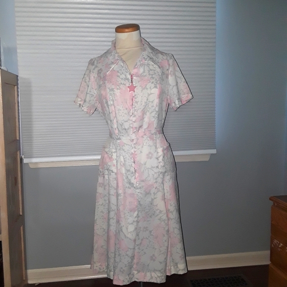 Vintage 70's day dress in a lightweight material - Picture 1 of 2